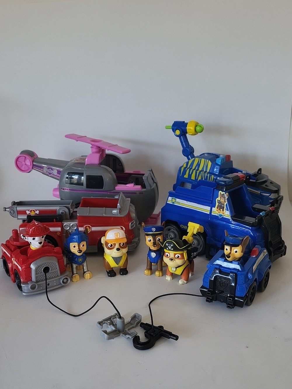 PAW Patrol Ultimate Rescue Vehicle & Figure Bundle - Chase, Skye, Marshall Lot
